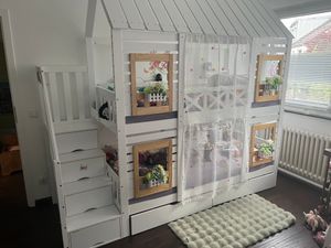 Merax Etagenbett Kinderbett 90x200 cm mit Fenster & Stauraumtreppe, Hochbettt mit 2 Schubladen, Dachdesign, farbigem Fallschutzgitter Kunden-Foto 1