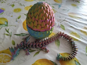 Drache im Ei – 3D Schlüpfdrache 30 cm mit Ei 10 cm | bewegliche Fantasy Figur – Rot-Gelb-Grün Kunden-Foto 1