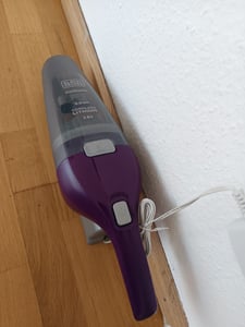 Black & Decker NVC115W, Trocken, Filterung, 630 l/min, Beutellos, Grau, Violett, 0,385 l Kunden-Foto 1