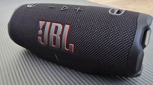 JBL Charge 6, Speakerphone Bluetooth Portable Wireless, 28h de Akku, IP68 wasserdicht, staub- und sturzsicher, Sound Pro mit AI Sound Boost, Auracast Compatible, Pink Kunden-Foto 4