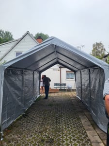 UISEBRT Skladový stan Záhradný prístrešok Prístrešky na náradie Zimný prístrešok na náradie Prístrešok na auto s strechou Odolný voči UV žiareniu Vonkajšia pergola s odnímateľnými bočnými stenami Prístrešok na bicykle Prístrešok na náradie - 3x6m - sivý Fotografia od zákazníka č. 1