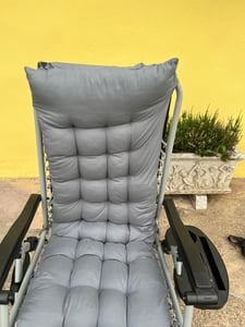 LZQ Gartenliege Klappbar bis 160 kg, Gepolsterter Liegestuhl mit Kopfkissen, Getränkehalter & Seitentasche, Stahlrahmen Relaxliege für Garten, Terrasse & Camping, Schwarz Kunden-Foto 4