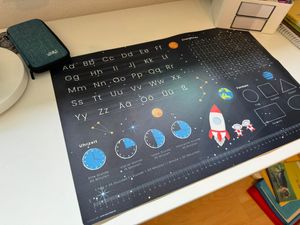 Schreibtischunterlage für Kinder – Lernunterlage in Traktor Optik - ABC, 1x1, Uhrzeiten – 60 x 40 cm – aus Vinyl -  Germany - Jungs & Mädchen Kunden-Foto 1