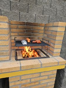 Wiltec Grille BBQ Carrée 67x40 cm en Fonte Barbecue Charbon de bois /à gaz Grillade Cuisson Terrasse Jardin Plancha Viande Légumes Photo du client 3