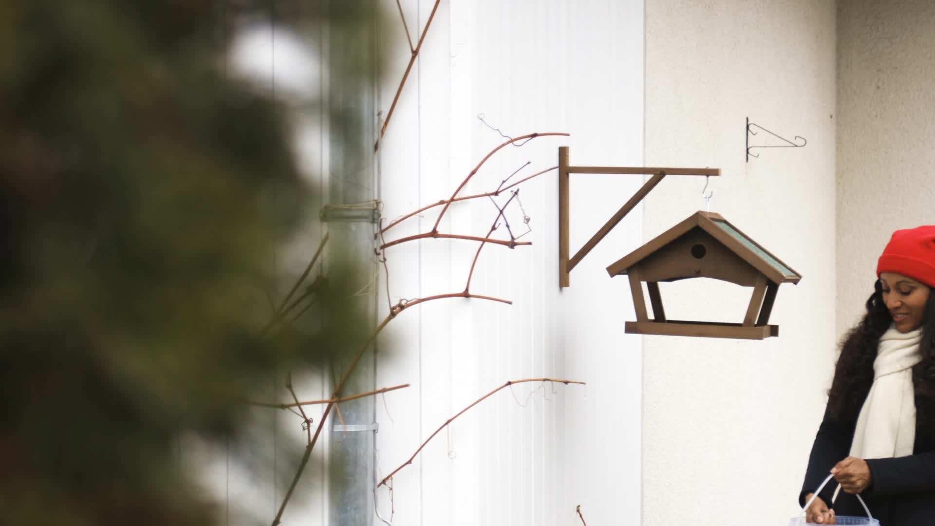 Relaxdays Vogelfutterhaus Holz, Futterhaus zum Aufhängen, Produktbild-Vorschau 7