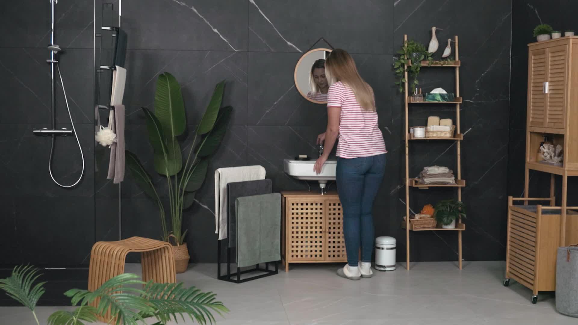 Relaxdays Handtuchständer, 3 Stangen, Stahl, H x B x T: Produktbild-Vorschau 7