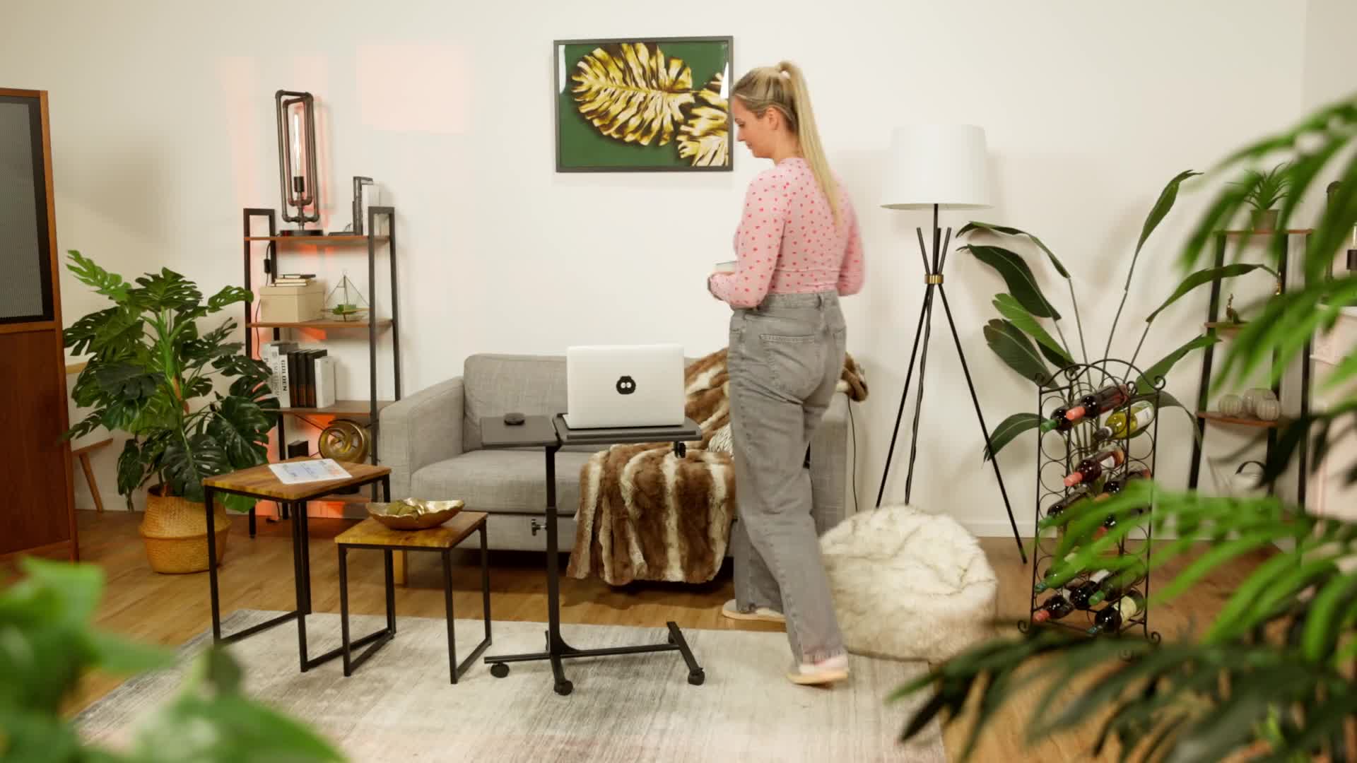 Laptop im Bett. Die beste ergonomische Laptop-Unterstützung