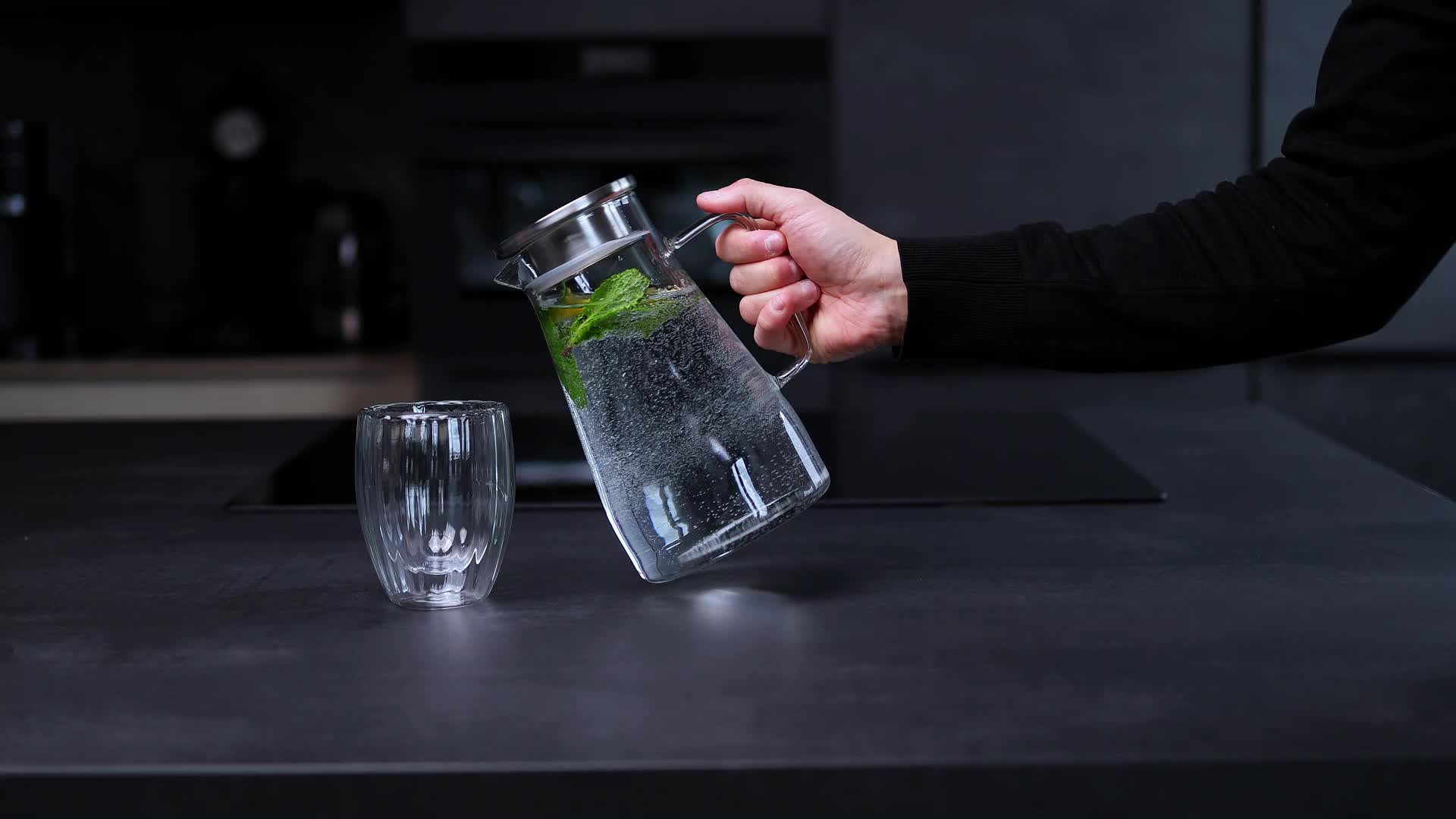 Intirilife Karaffe in KLAR – 1,5 Krug mit Henkel und Deckel Produktbild-Vorschau 7