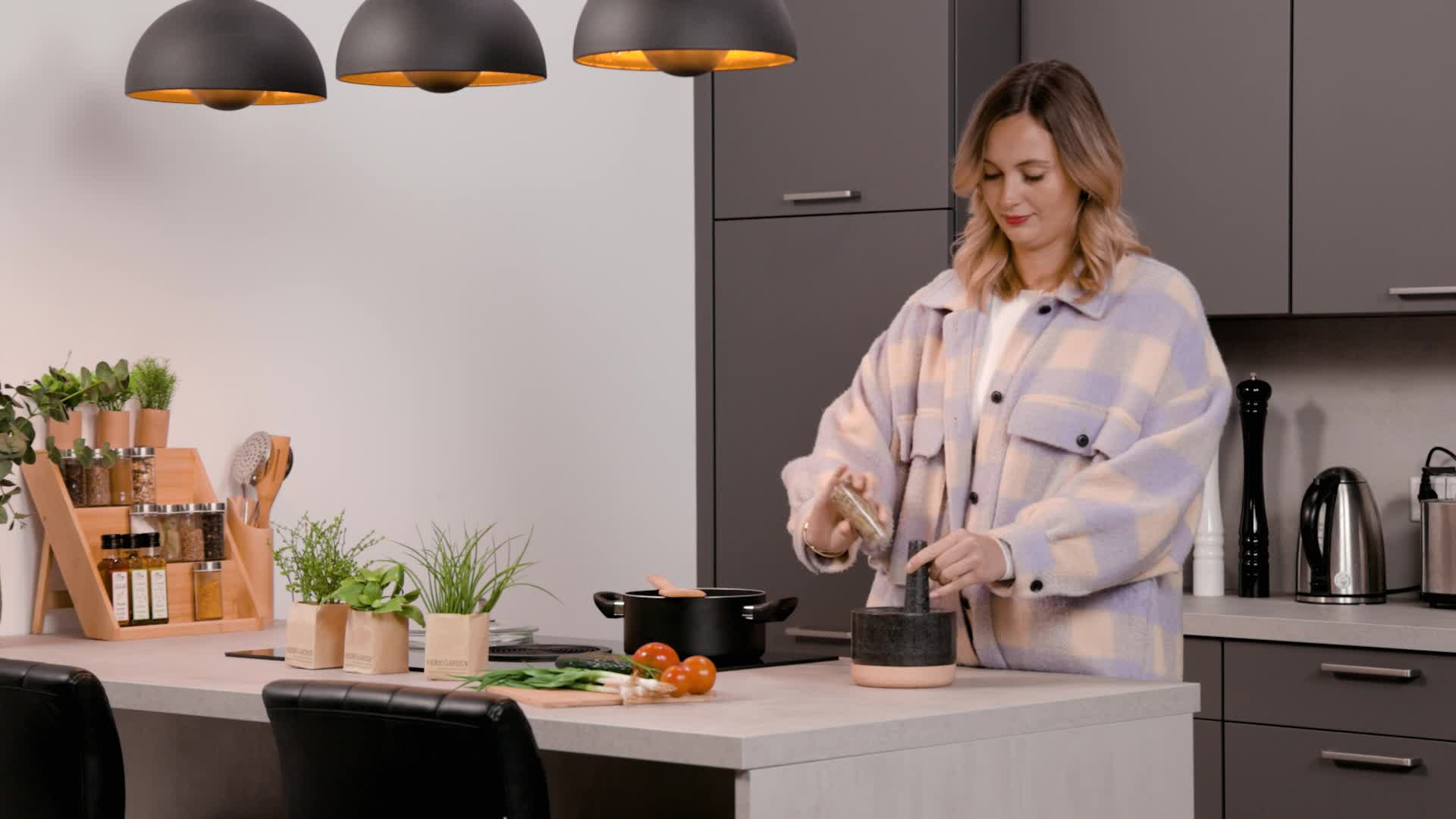 Relaxdays Mörser mit Stößel, Holzuntersetzer, Granit, HxD: Produktbild-Vorschau 7