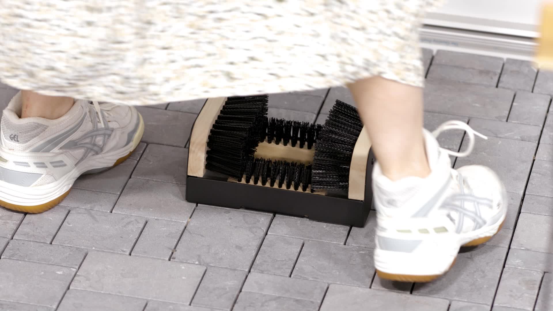 Relaxdays Schuhabstreifer mit Rundum-Bürsten, Fußabtreter Produktbild-Vorschau 7
