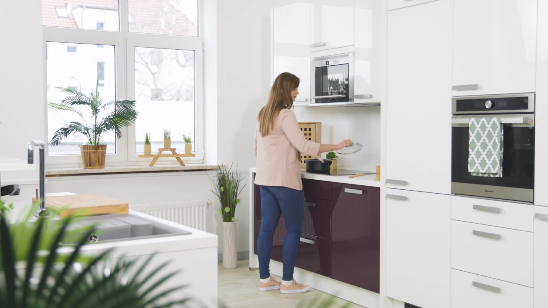 Relaxdays Wandschrank, Walnuss, 2 Fächer, Magnetverschluss, Produktbild-Vorschau 7