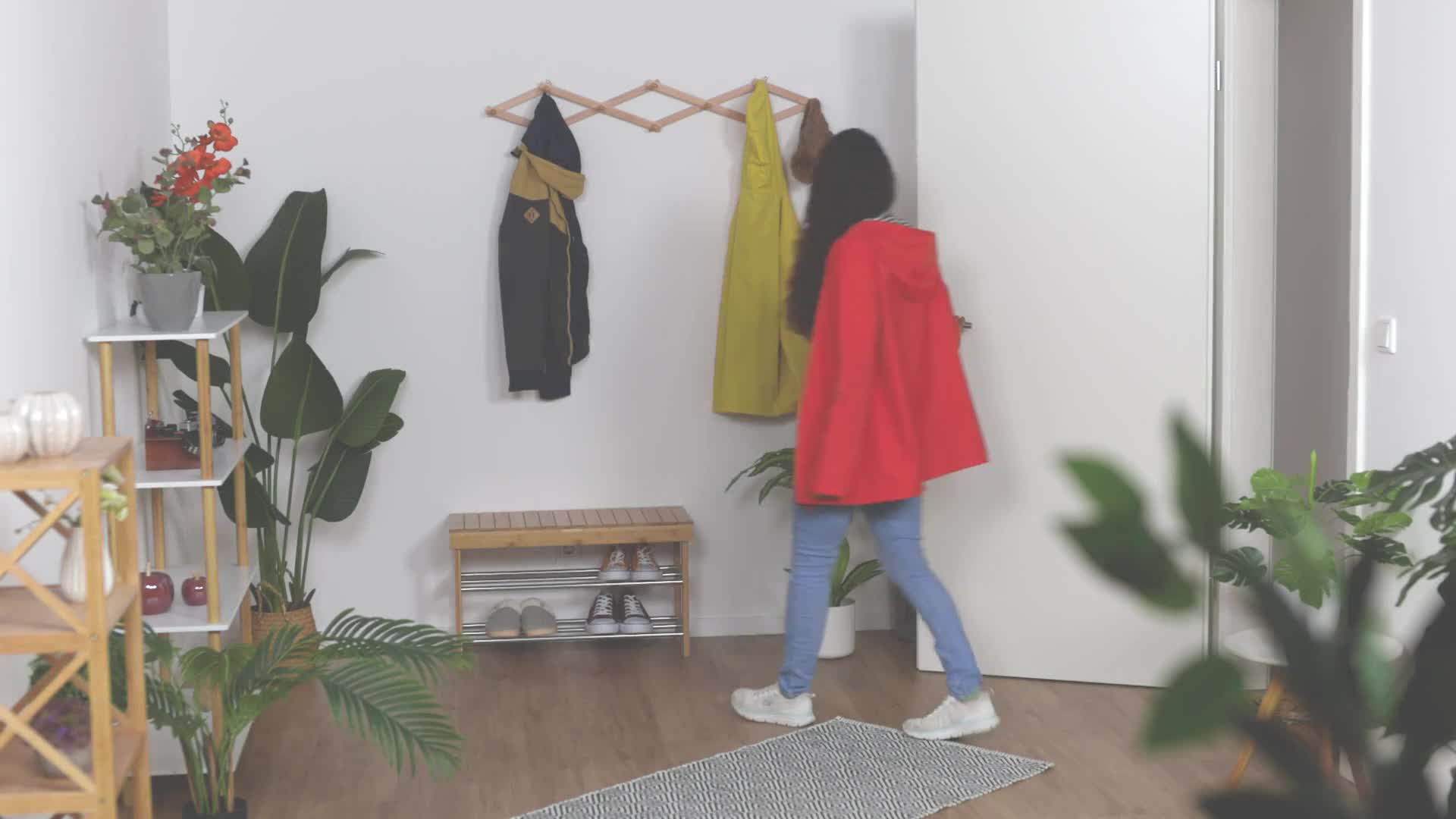 Relaxdays Wandgarderobe Holz, ausziehbare Garderobenleiste, Produktbild-Vorschau 7