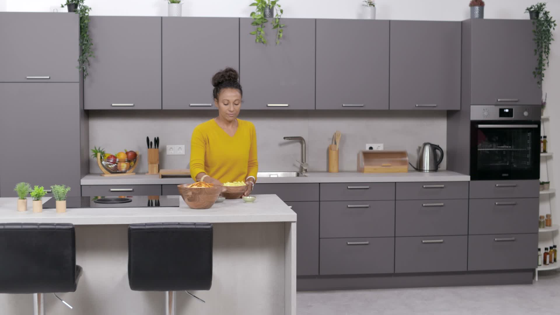 Relaxdays Salatschüssel, 2er Set, Akazienholz, Ø 19 & 25 Produktbild-Vorschau 7