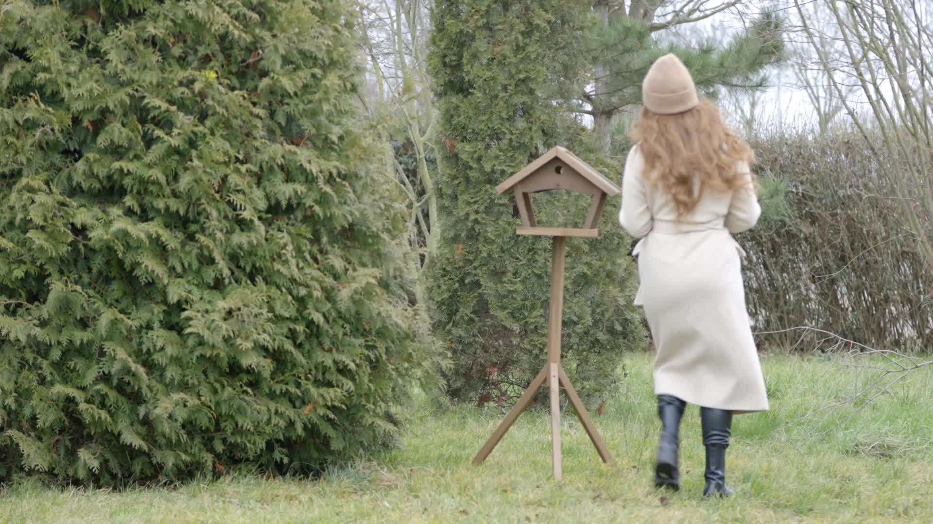 Relaxdays Vogelfutterhaus mit Standfuß, Holz Futterhaus für Produktbild-Vorschau 7
