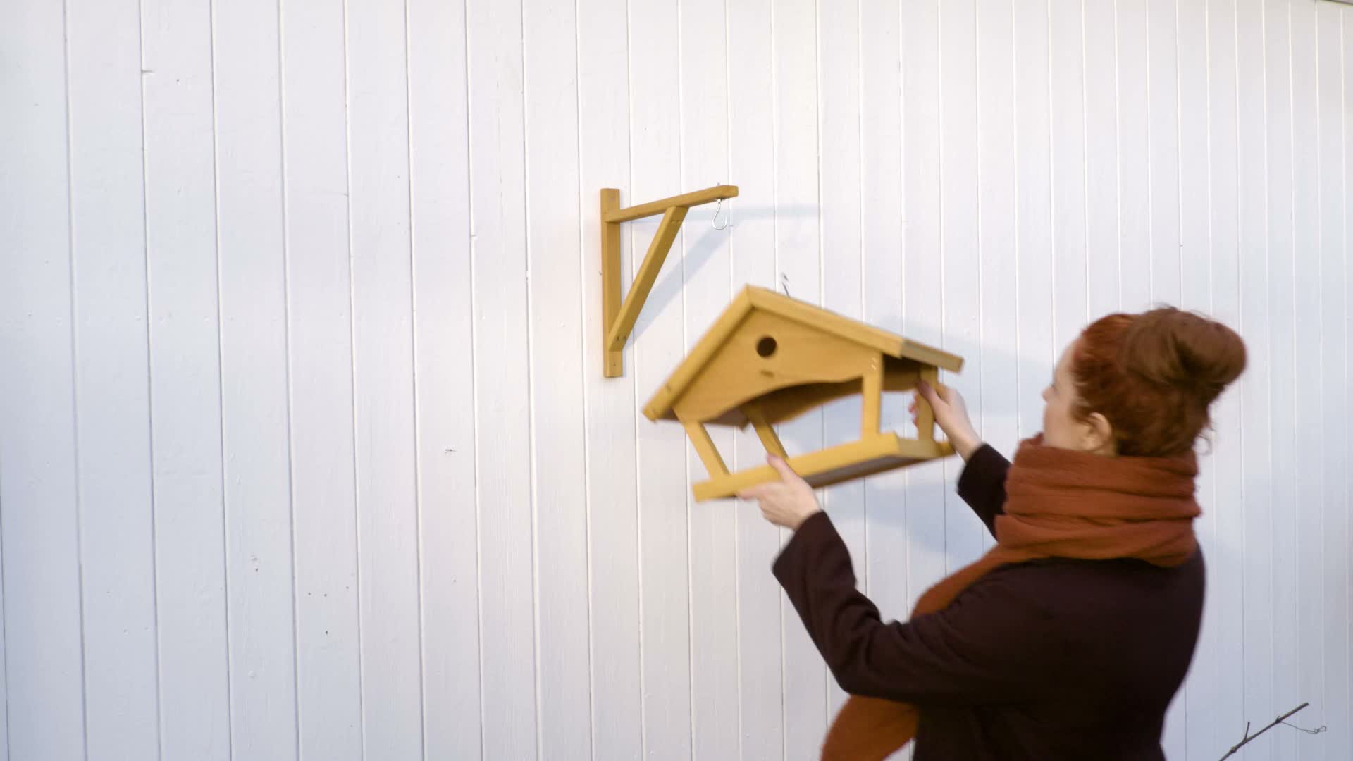 Relaxdays Vogelfutterhaus Holz, zum Aufhängen, HBT: Produktbild-Vorschau 7