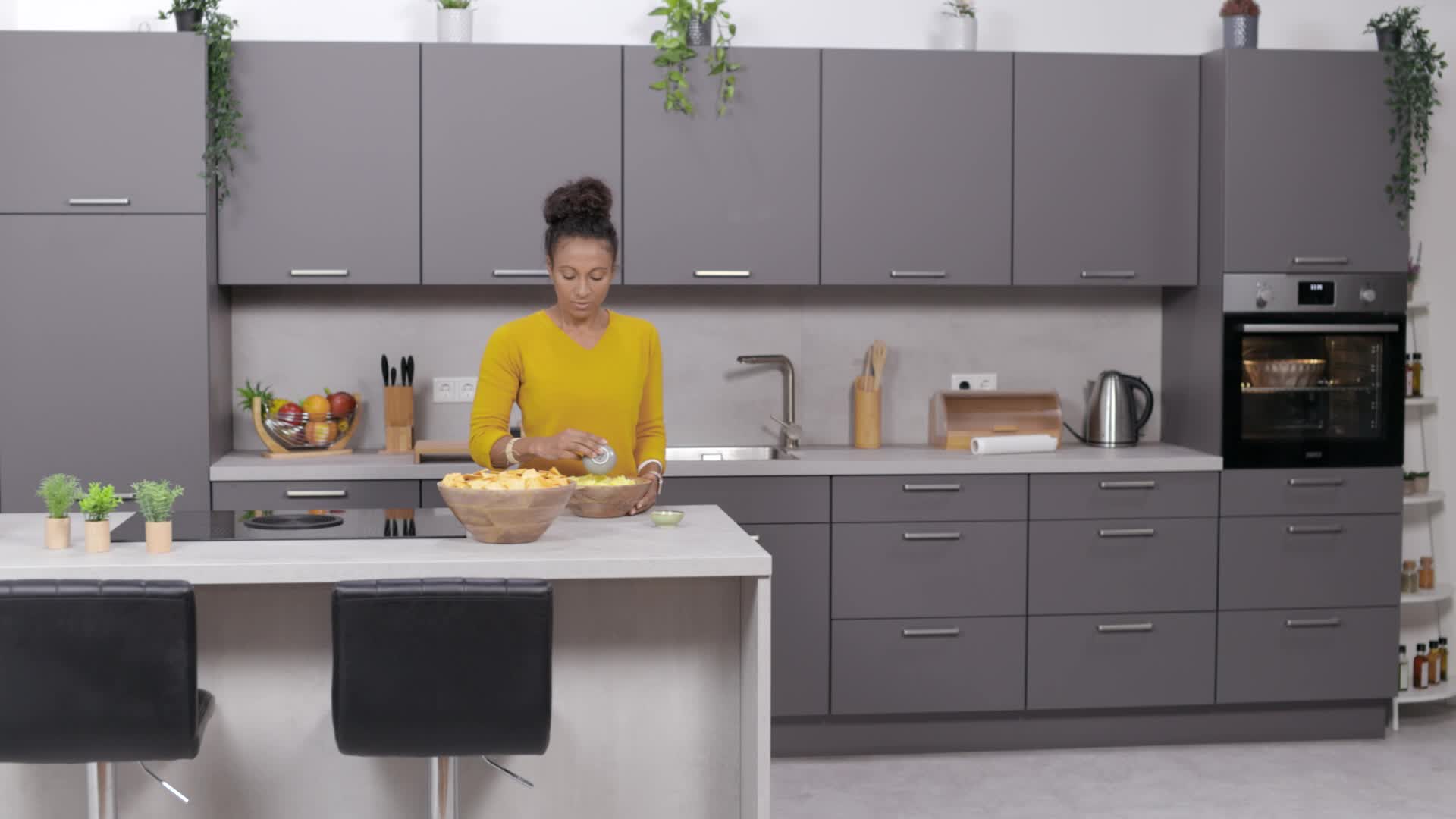 Relaxdays Salatschüssel, 2er Set, Mangoholz, Ø 23 und 29 Produktbild-Vorschau 7