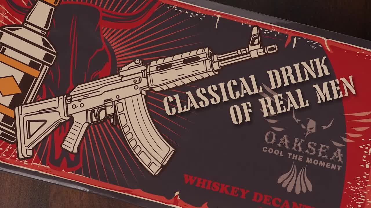 AK47 Kalashnikow XXL whiskykaraf cadeauset, 850 ml karaf met 2 glazen