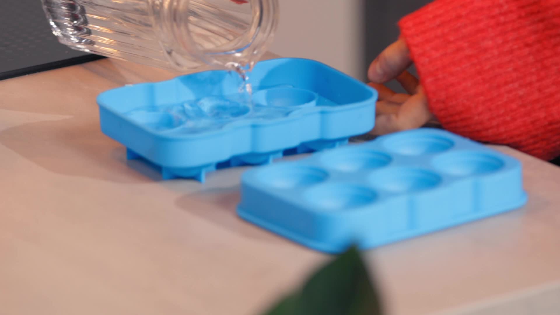 Relaxdays Eiswürfelform, 2er Set, 4,5 cm Kugeln, Produktbild-Vorschau 7