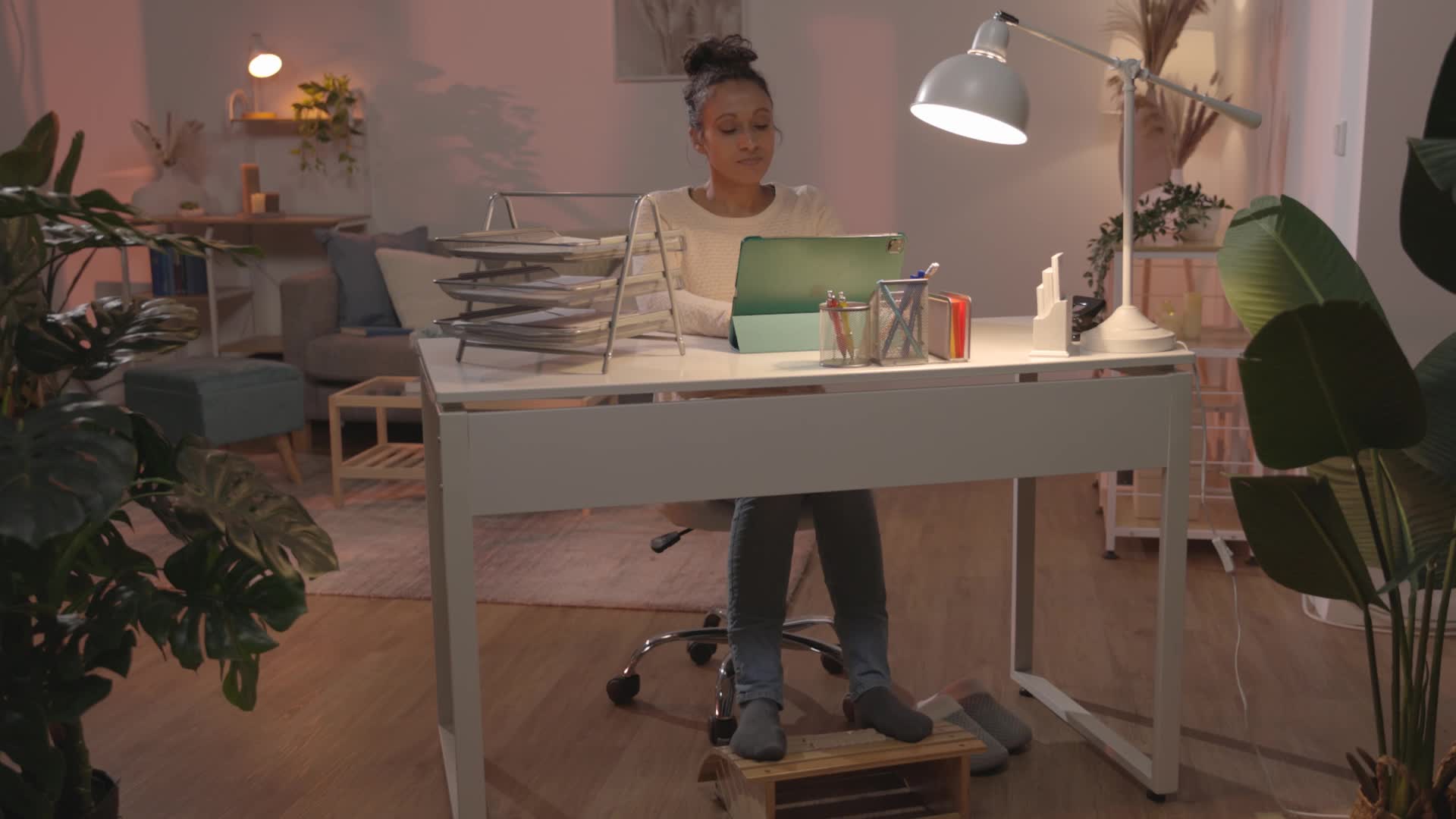 Relaxdays Fußstütze Schreibtisch, Fußablage mit Rollen, Produktbild-Vorschau 7