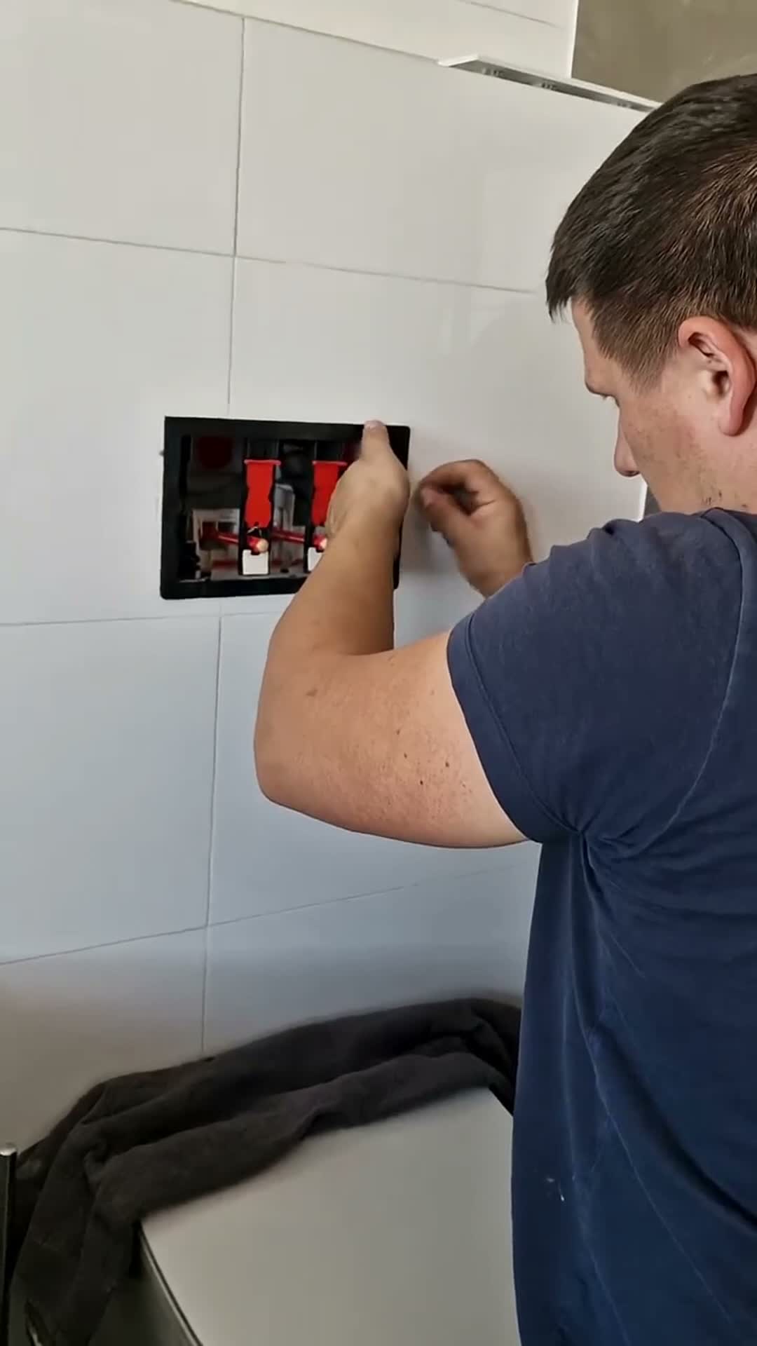 Pulsante nascosto sotto il rivestimento - compatibile con Anteprima dell’immagine prodotto 5