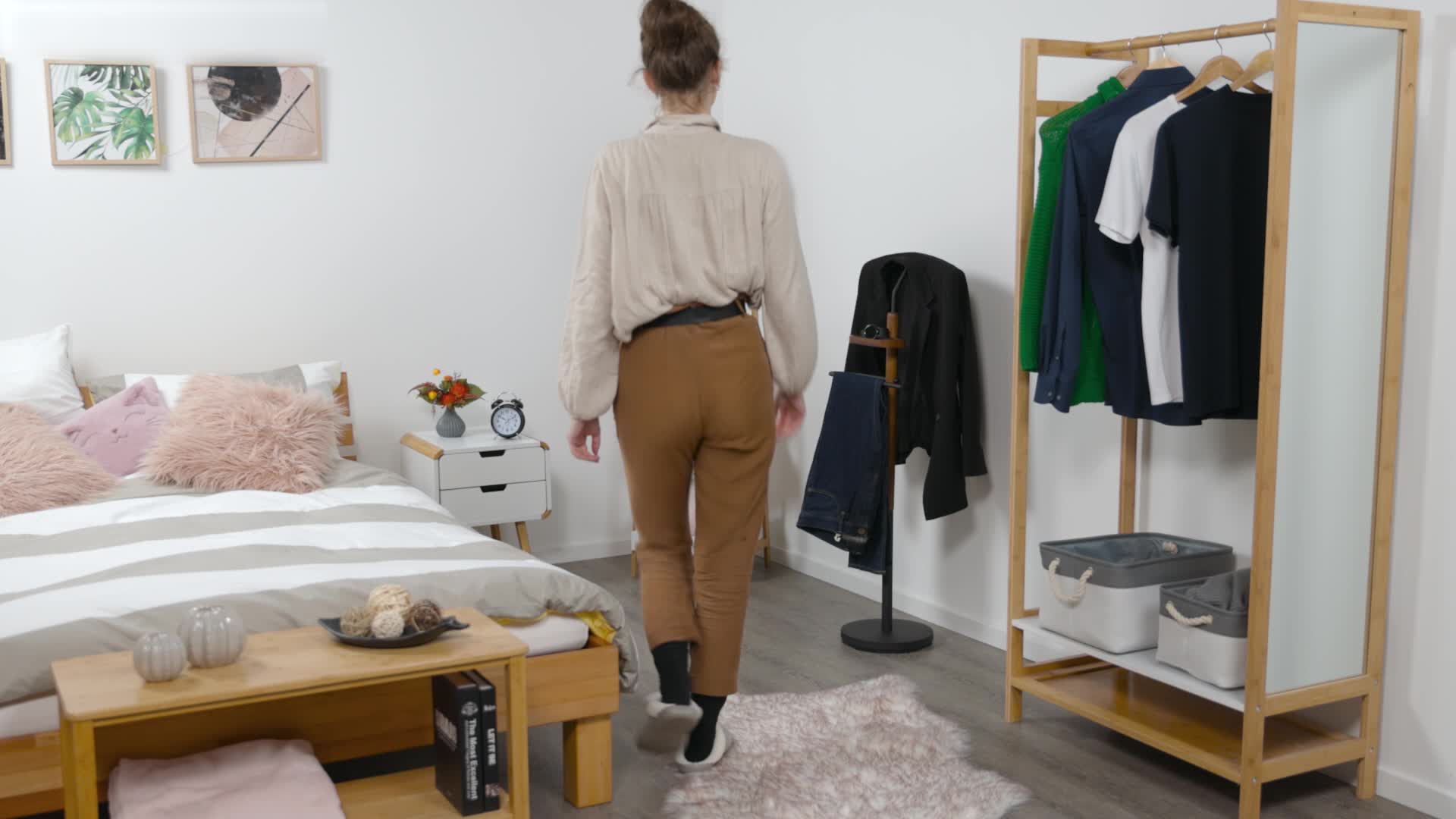 Relaxdays Herrendiener, mit Ablage, für Jackett & Hose, HBT Produktbild-Vorschau 7