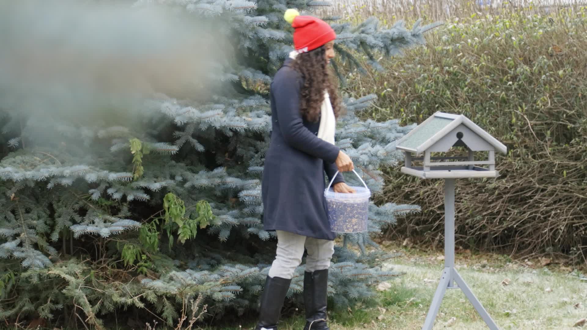 Relaxdays Vogelfutterhaus mit Ständer, wetterfestes Dach, Produktbild-Vorschau 7