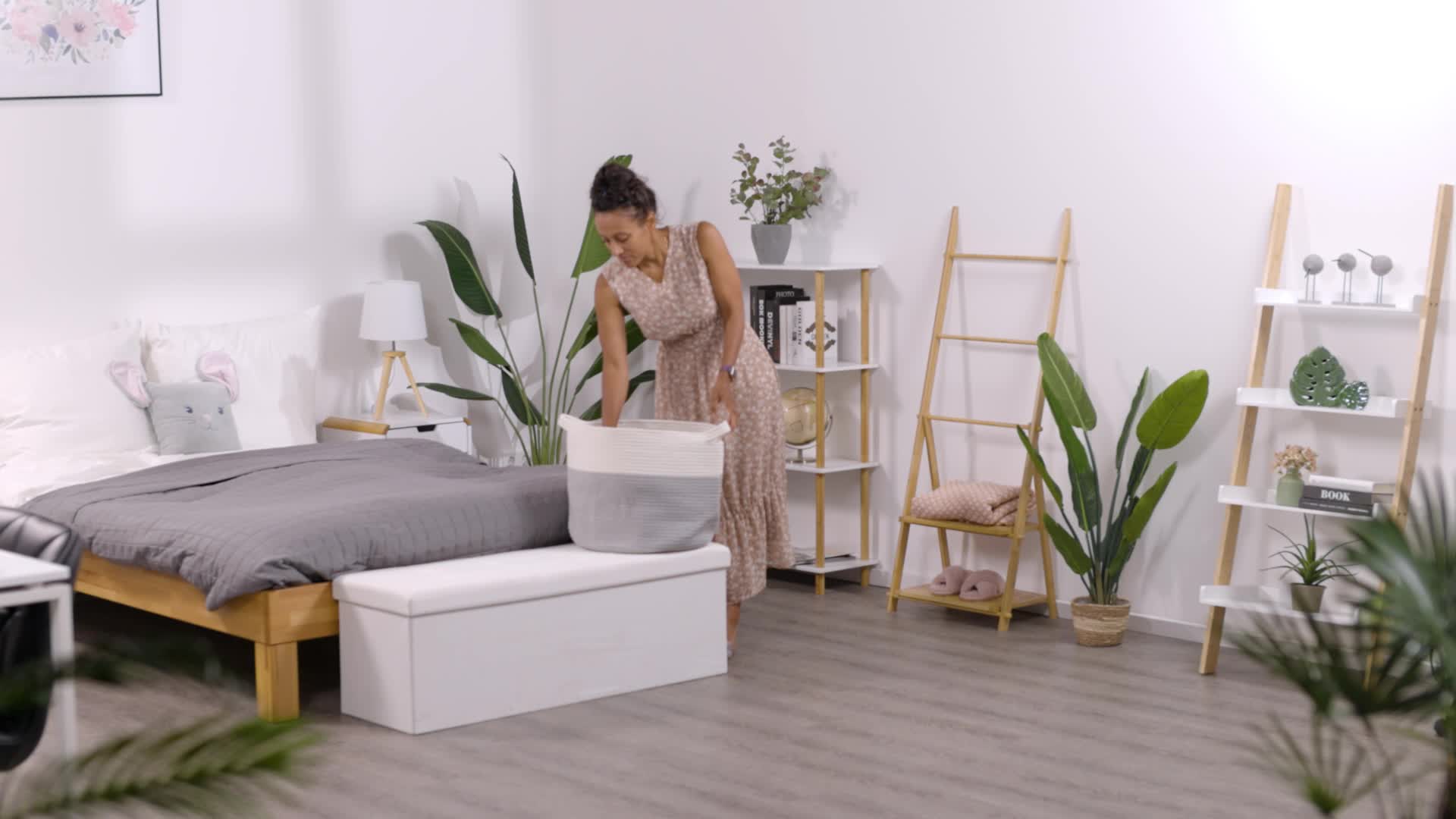 Relaxdays Handtuchleiter Bambus, 3 Stangen, 2 Ablagen, HBT: Produktbild-Vorschau 7