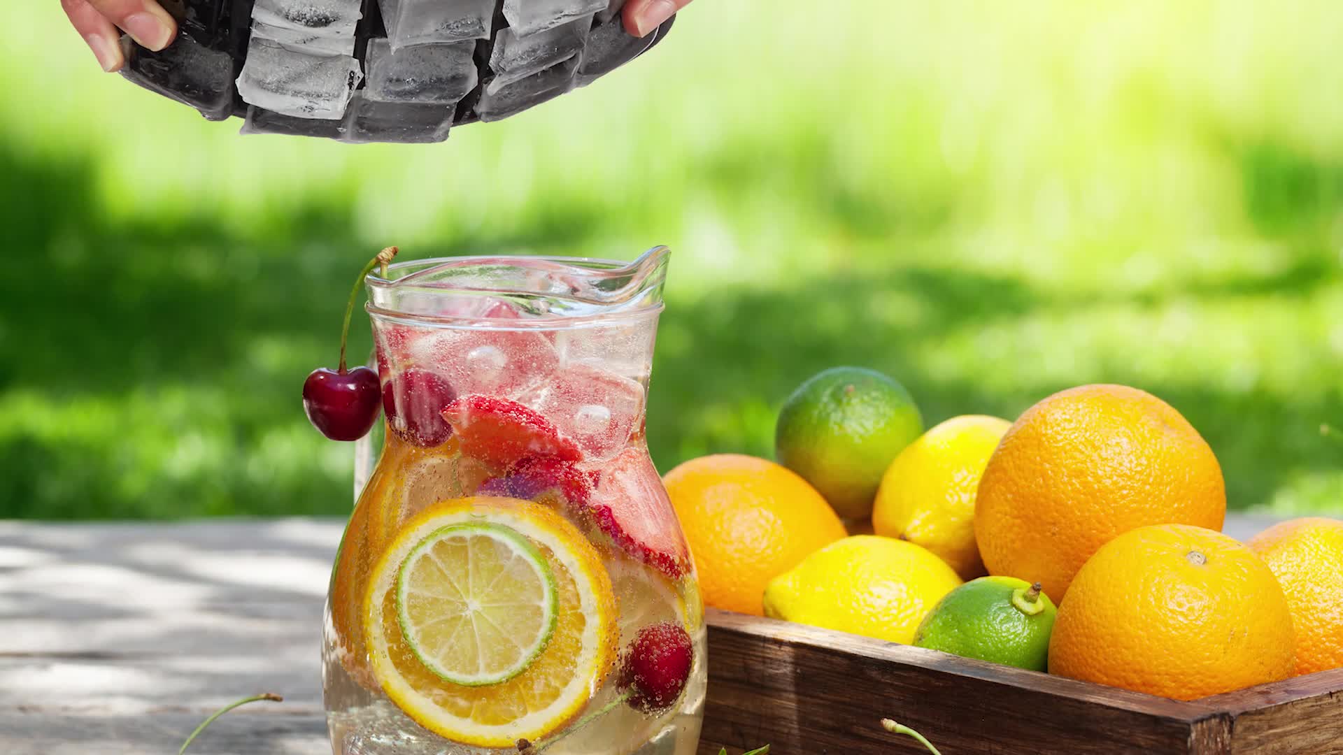 Relaxdays Eiswürfelform aus Silikon, für 2,5 cm Eiswürfel, Produktbild-Vorschau 7