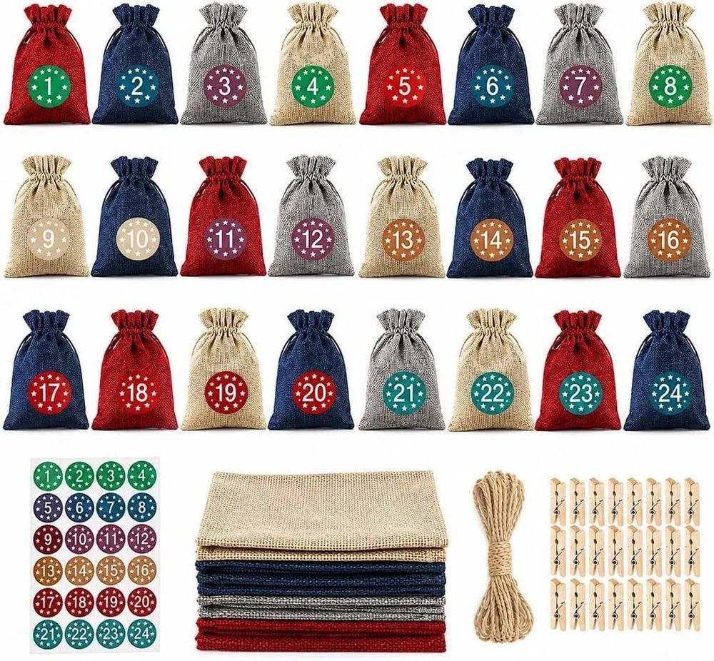 Adventskalendersäckchen in Rot, Blau, Grau und Beige mit farbigen Zahlenstickern