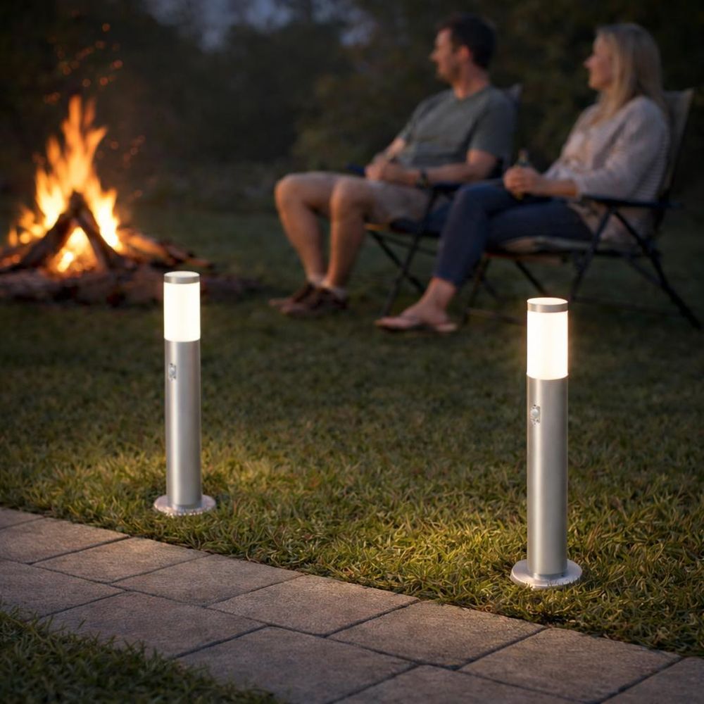 LED-Gartenbeleuchtung, langlebig und witterungsbeständig, silberner Pfosten auf Kiesweg.