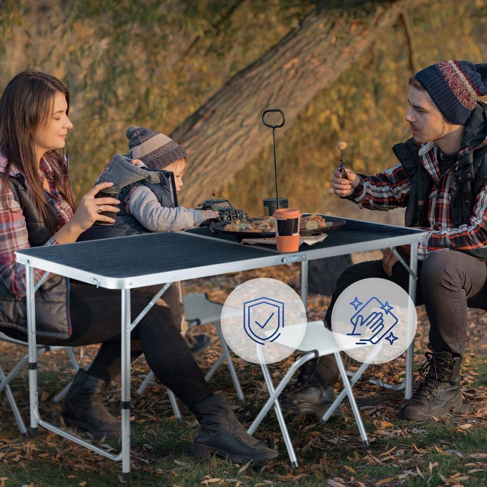 Familie am Campingtisch im Freien, symbolisiert Robustheit und einfache Reinigung