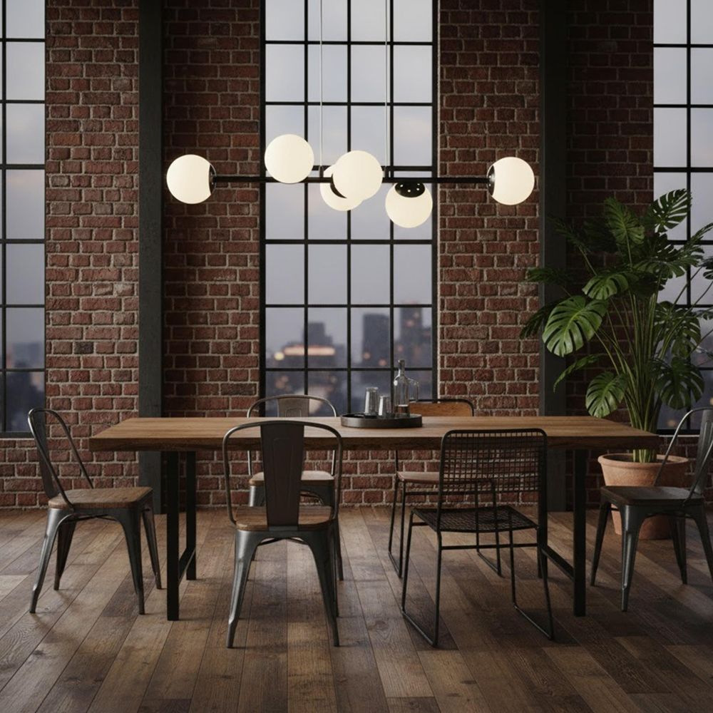 Wohnzimmer mit eleganter Beleuchtung, schwarze Lampe mit Milchglaskugeln über Tisch.