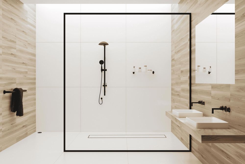 Duschrinne in moderner Walk-in-Dusche, helle Badezimmergestaltung