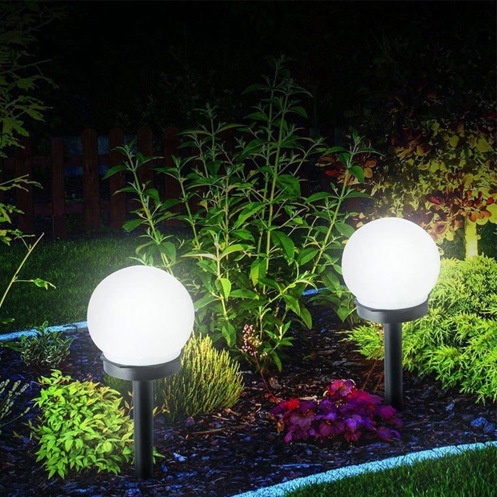 Solar-Gartenbeleuchtung, ganz ohne Kabel, weiße Kugeln zwischen Pflanzen.