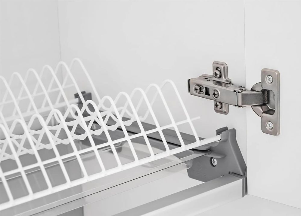 Detail eines Oberschranks mit Geschirrhalter und Standardscharnier.