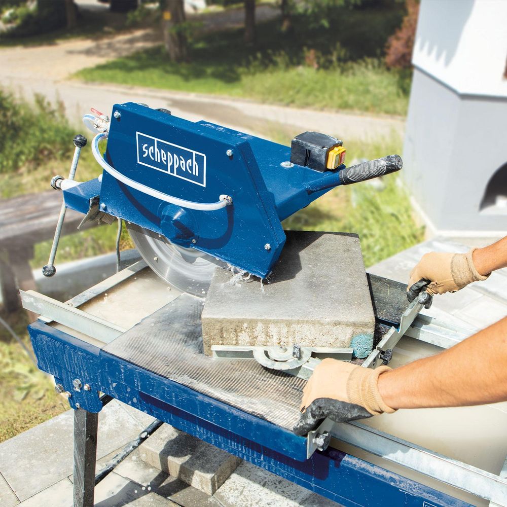 Das Bild zeigt eine Person bei der Arbeit mit der Steintrennmaschine HSM4000.