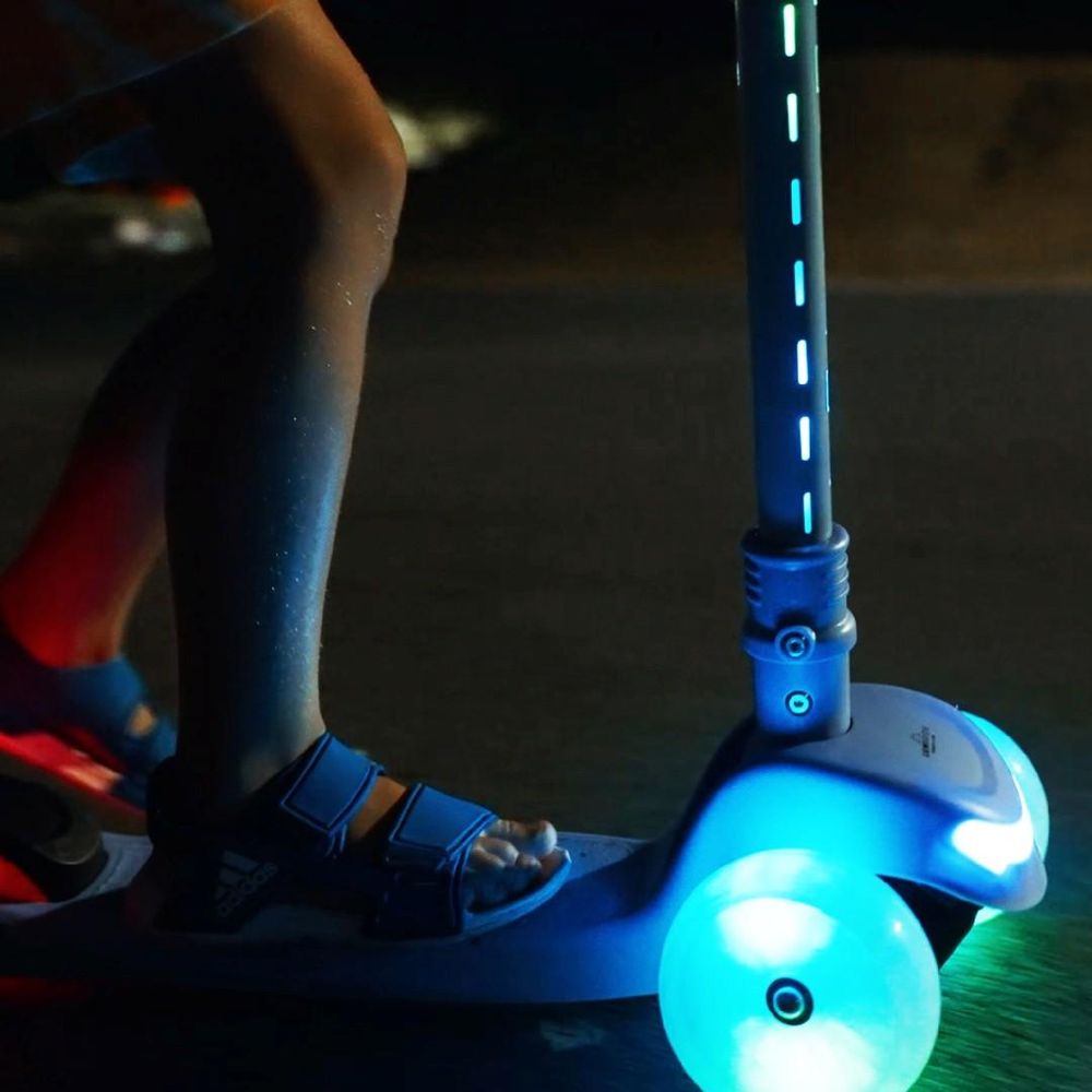 Step met brandende LED-verlichting in het donker.