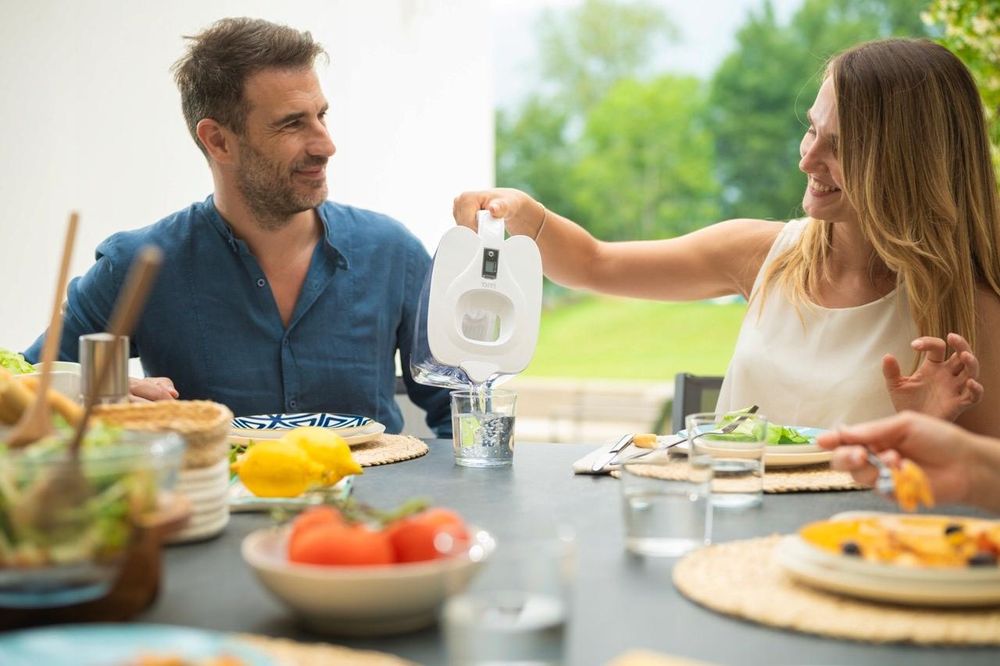 Gefiltertes Wasser mit erhaltenen natürlichen Mineralstoffen