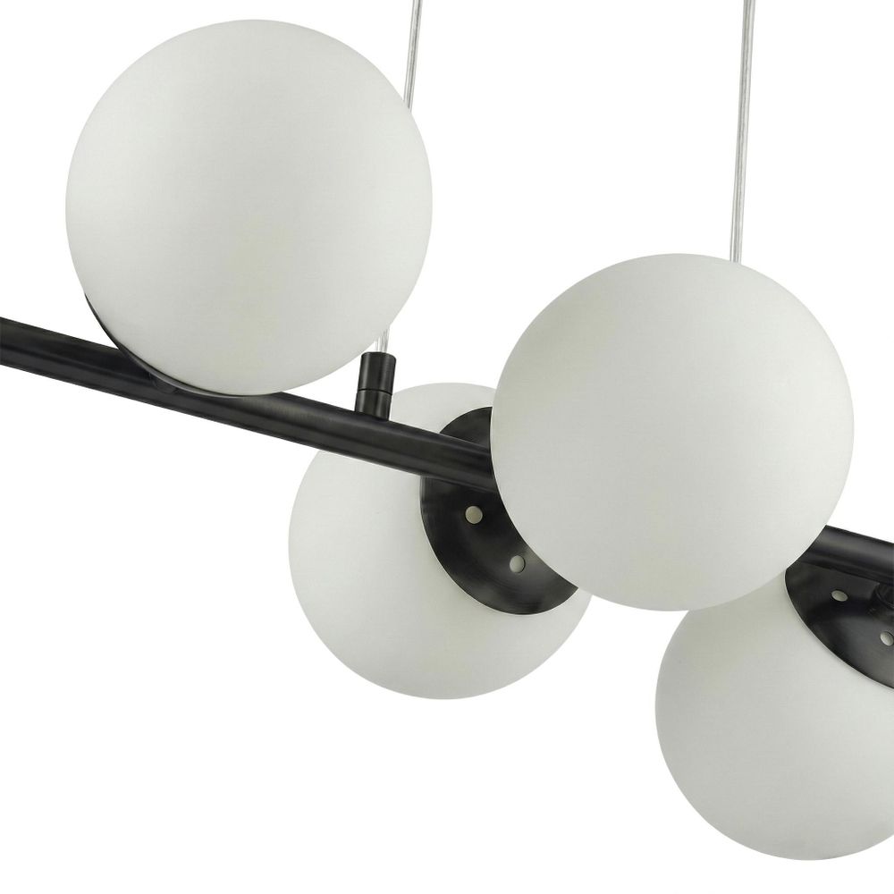 Lampe mit Langlebigkeit, schwarzer Kronleuchter mit sechs matten Glaskugeln.