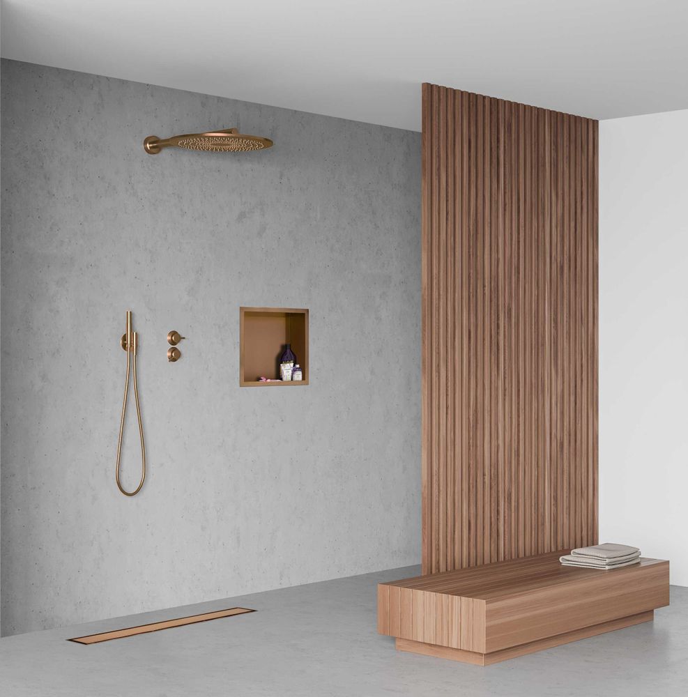 Duschrinne in moderner Walk-in-Dusche, helle Badezimmergestaltung