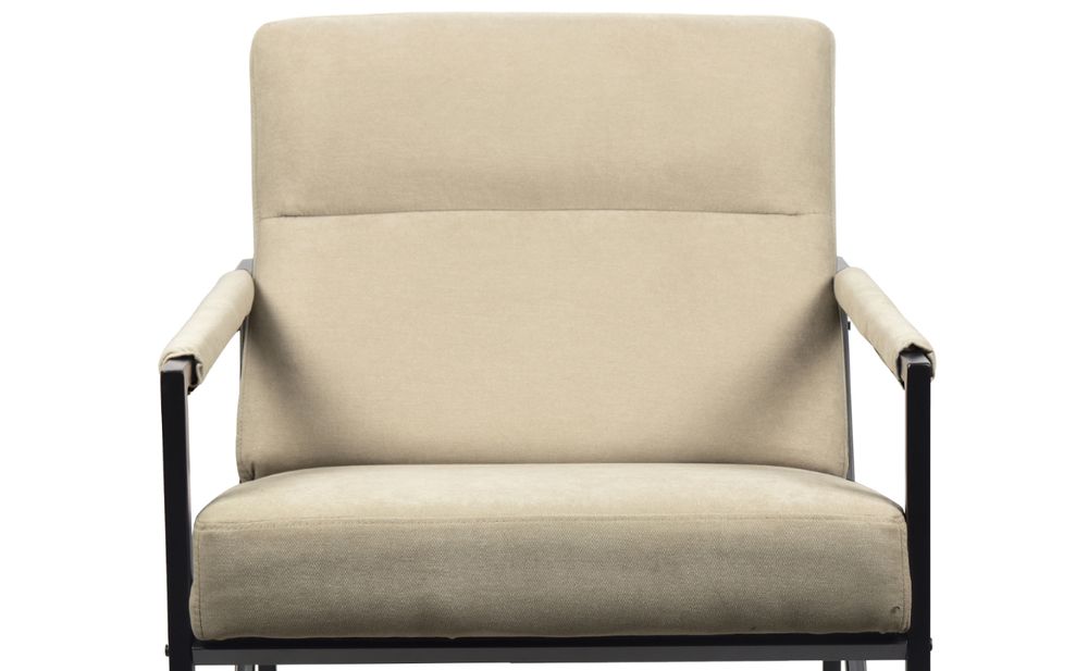Das Bild zeigt die Sitzfläche, Rückenlehne und Armlehnen eines beigen Loungesessels in Frontalansicht