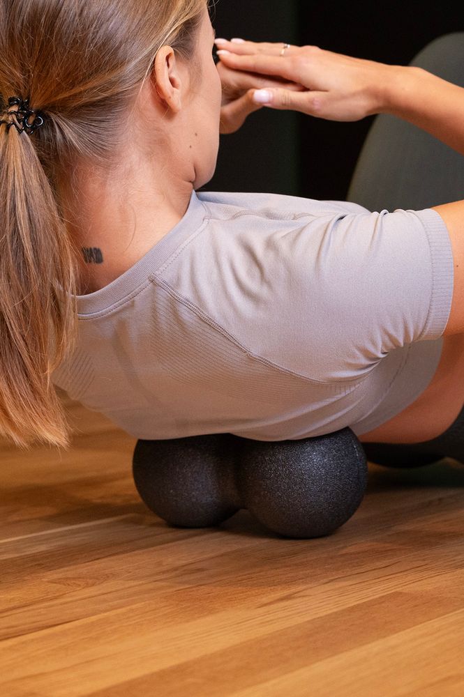 Person beim Training mit dem Massageball Duoball FIZYO 24x12 cm