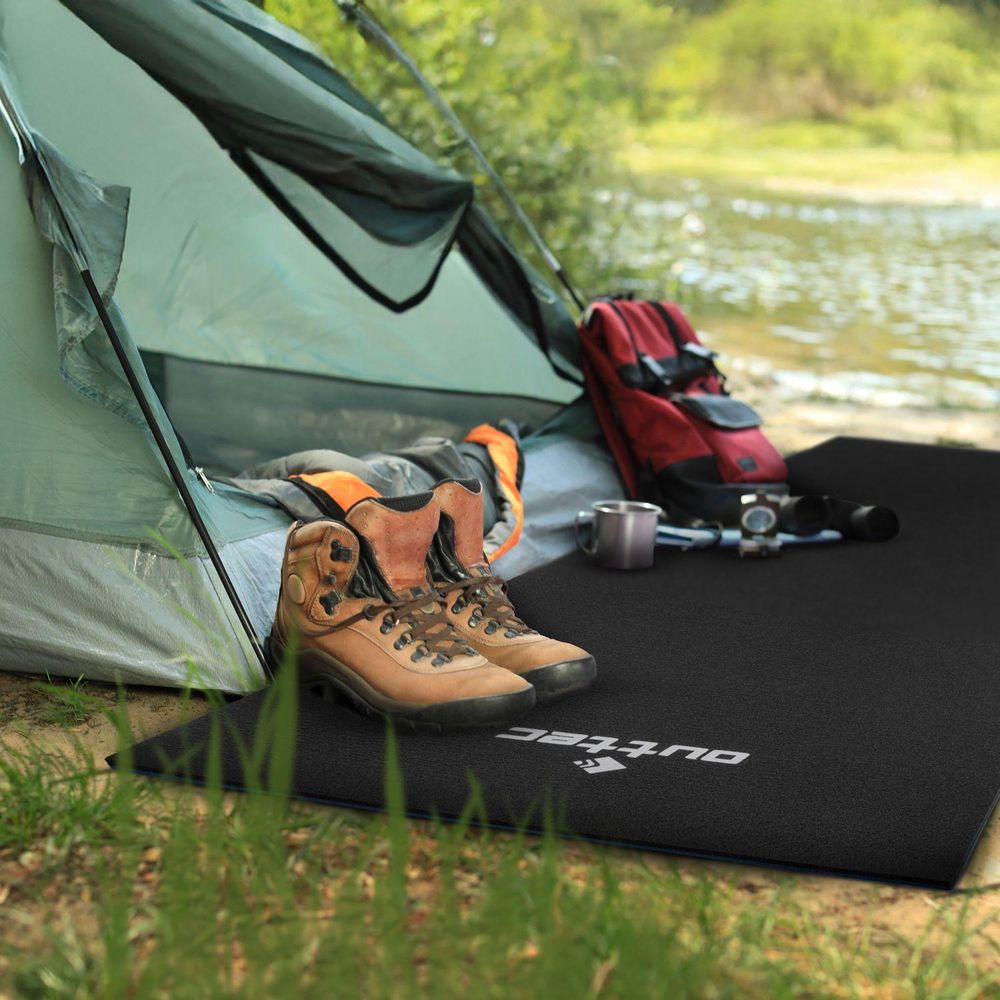 Outtec Isomatte vor Zelt am Seeufer, mit Wanderschuhen und Rucksack. Perfekt für Outdoor-Abenteuer