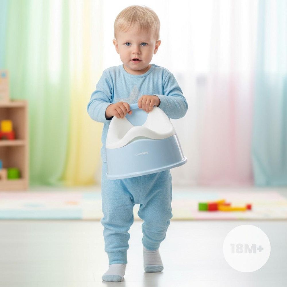 Niño pequeño sosteniendo el orinal SUN BABY azul-blanco