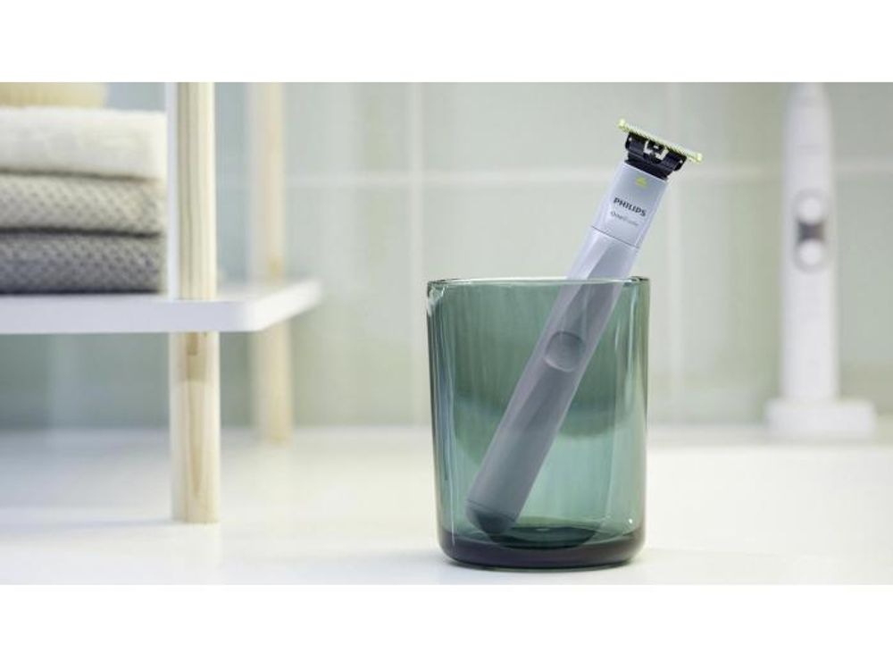Philips OneBlade First Shave QP1324 Rasierer – 2 Klingen – Reiseetui