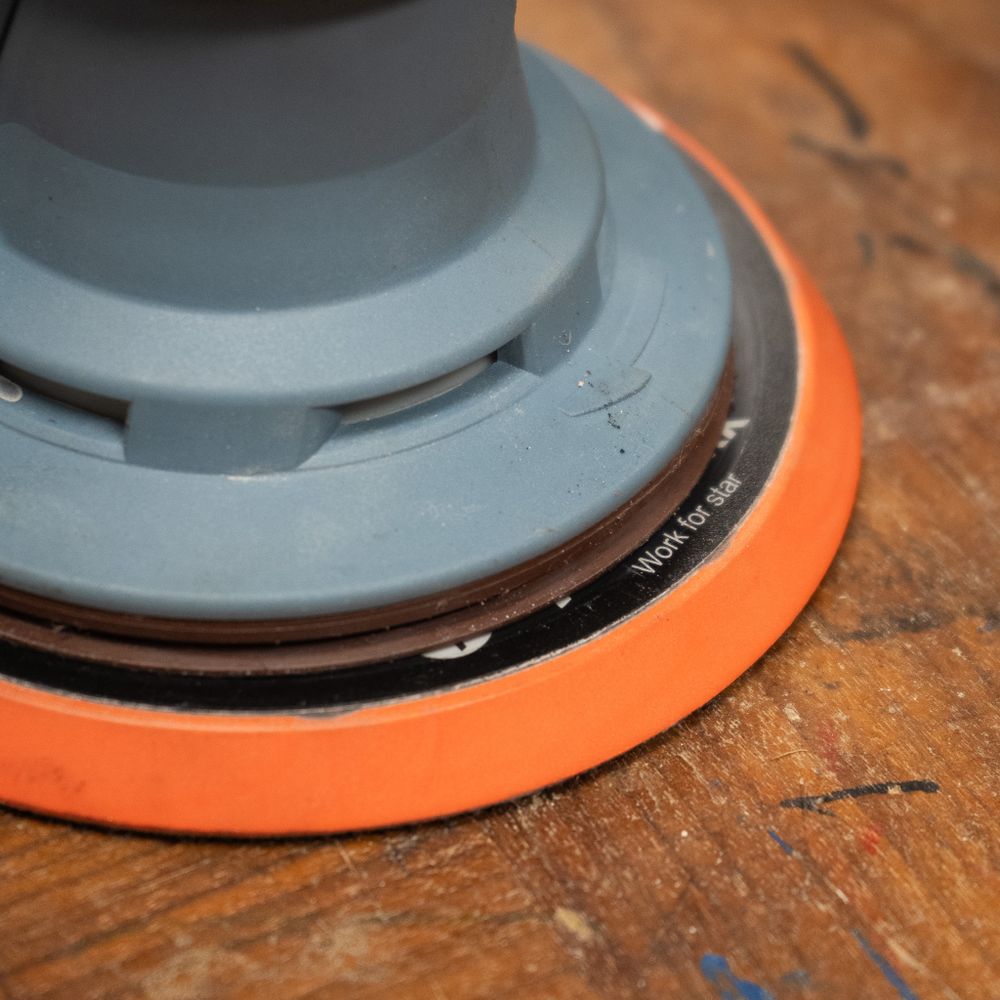 Bürstenloser Exzenterschleifer, 5mm Hub, 150mm Klett-Schleifteller, 350W Bürstenloser EC-Motor, 15x Schleifpapier, Tragkoffer FANZWORK