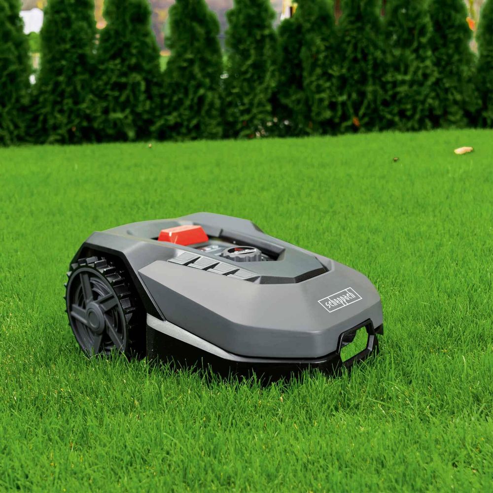 Das Bild zeigt den Rasenmähroboter RoboCutXL600 im Garten.