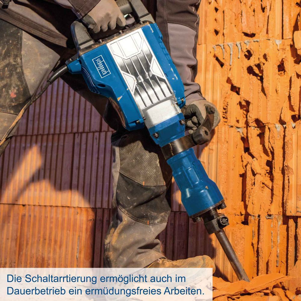 Das Bild zeigt einen Mann mit dem Abbruchhammer AB1900, wie er eine Wand aus Ziegeln bearbeitet.