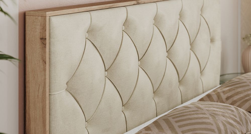 Vergrößern Sie das Kopfteil des Boxspringbettes, das Foto zeigt beige Stoff