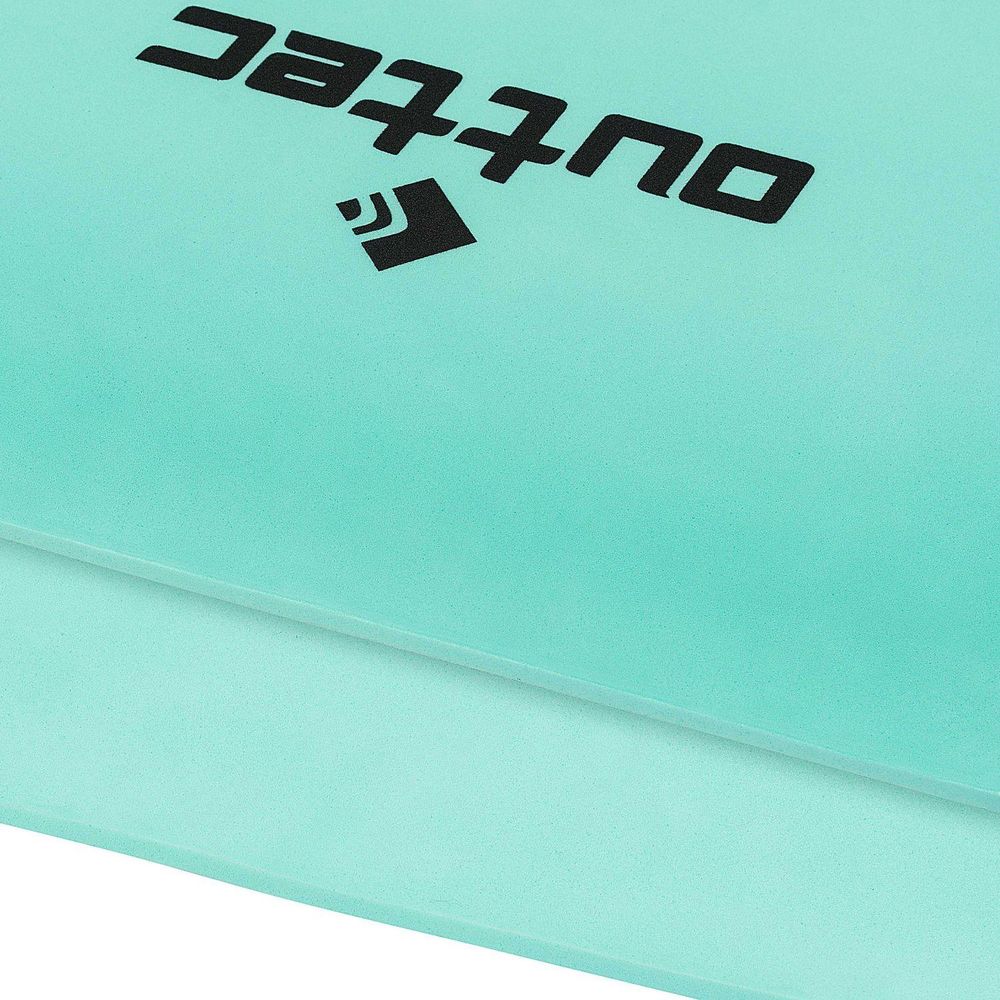 Nahaufnahme der grünen Outtec Isomatte mit Logo. Zeigt Material und Textur